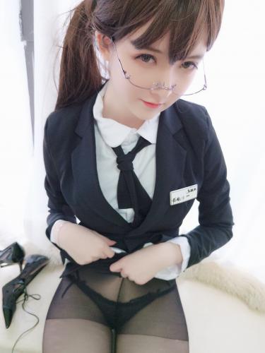 [Cosplay] YiXiaoYangZe 一小央泽 – Assistant sister 助理姐姐