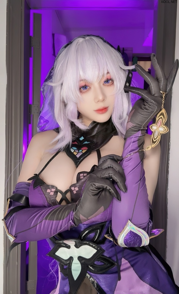 [Cosplay] 九言 Black Swan Emilia